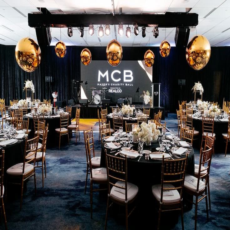 Trang trí & Setup không gian - Trang trí không gian hội nghị theo phong cách hiện đại, chuyên nghiệp hoặc theo chủ đề riêng của doanh nghiệp.