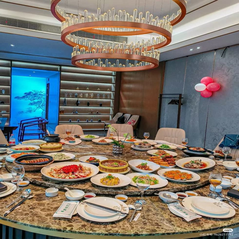  À la carte menu - Thực đơn gọi món riêng lẻ, chọn từng món ăn theo sở thích cá nhân, không theo set / combo cố định.