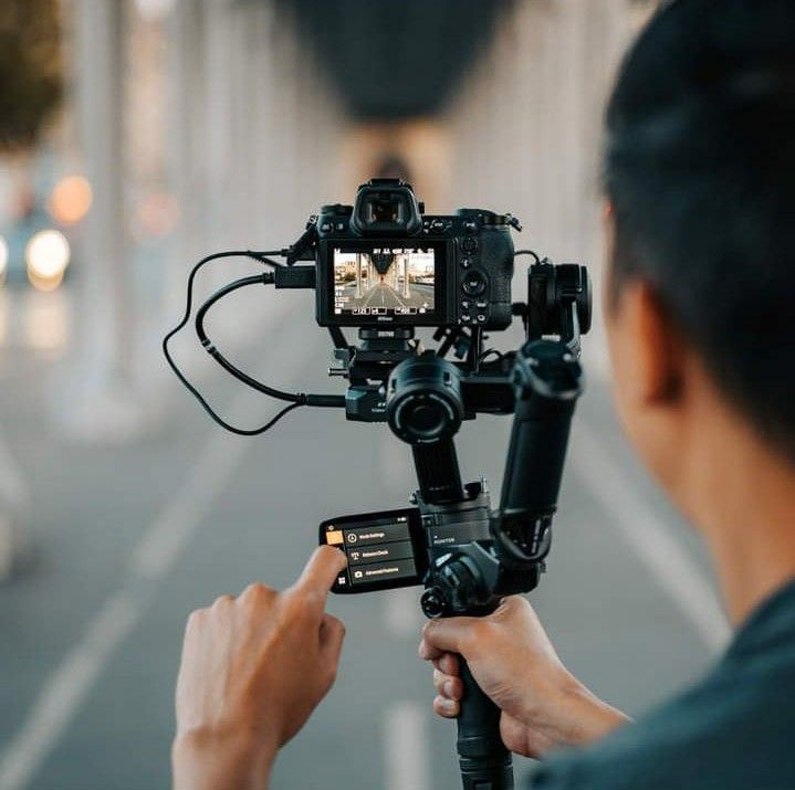 Quay phim & chụp ảnh - Ghi lại những khoảnh khắc đáng nhớ với đội ngũ nhiếp ảnh gia và quay phim chuyên nghiệp, sử dụng thiết bị chất lượng cao