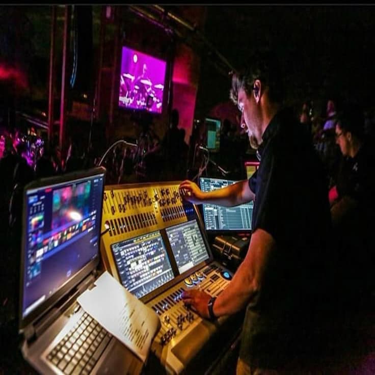 Kỹ thuật & trang thiết bị hội nghị - Giải pháp đảm bảo tín hiệu ổn định, hình ảnh và âm thanh sắc nét, tăng tính chuyên nghiệp cho sự kiện.